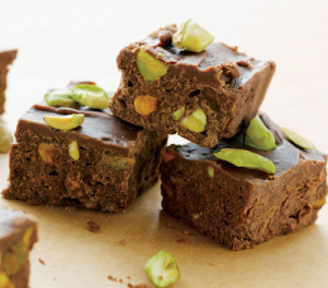 Banh socola den nhan hat de cuoi