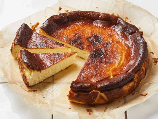 Basque Cheesecake – Món bánh “cháy” nhưng cực kỳ hút khách 2 Basque Cheesecake anh 1