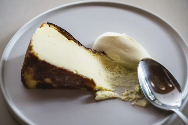 Basque Cheesecake – Món bánh “cháy” nhưng cực kỳ hút khách 4 BurntCheesecake