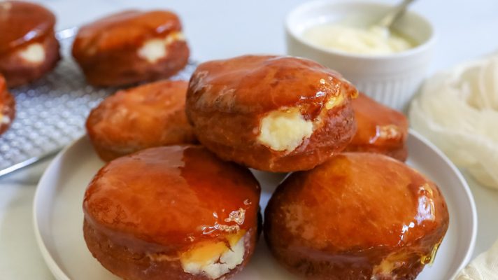 Donut Crème Brulée – Khi bánh ngọt trở thành trải nghiệm 2 donur cream brulee anh 1