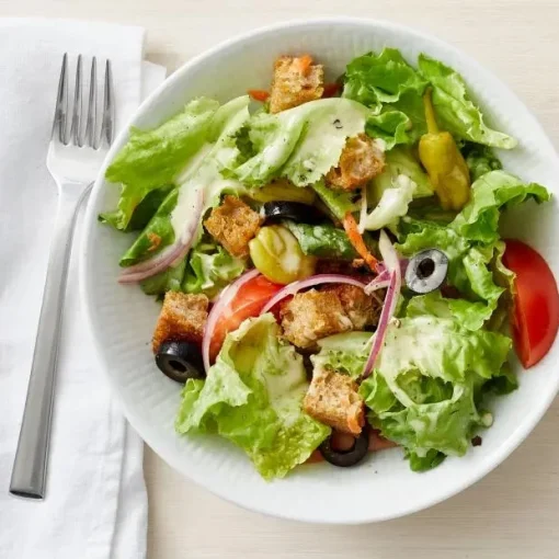 mon salad duoc tron voi dau oliu tuoi ngon