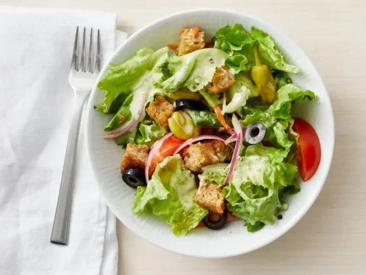 mon salad duoc tron voi dau oliu tuoi ngon