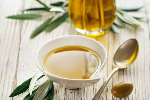 dưỡng môi bằng dầu oliu