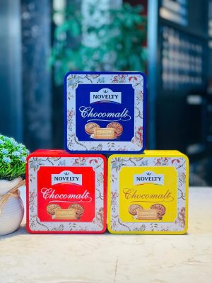 Bánh quy Chocomalt Novelty hộp thiếc 120g các màu 2 600160213 2093911811354945 6673429904565636167 n