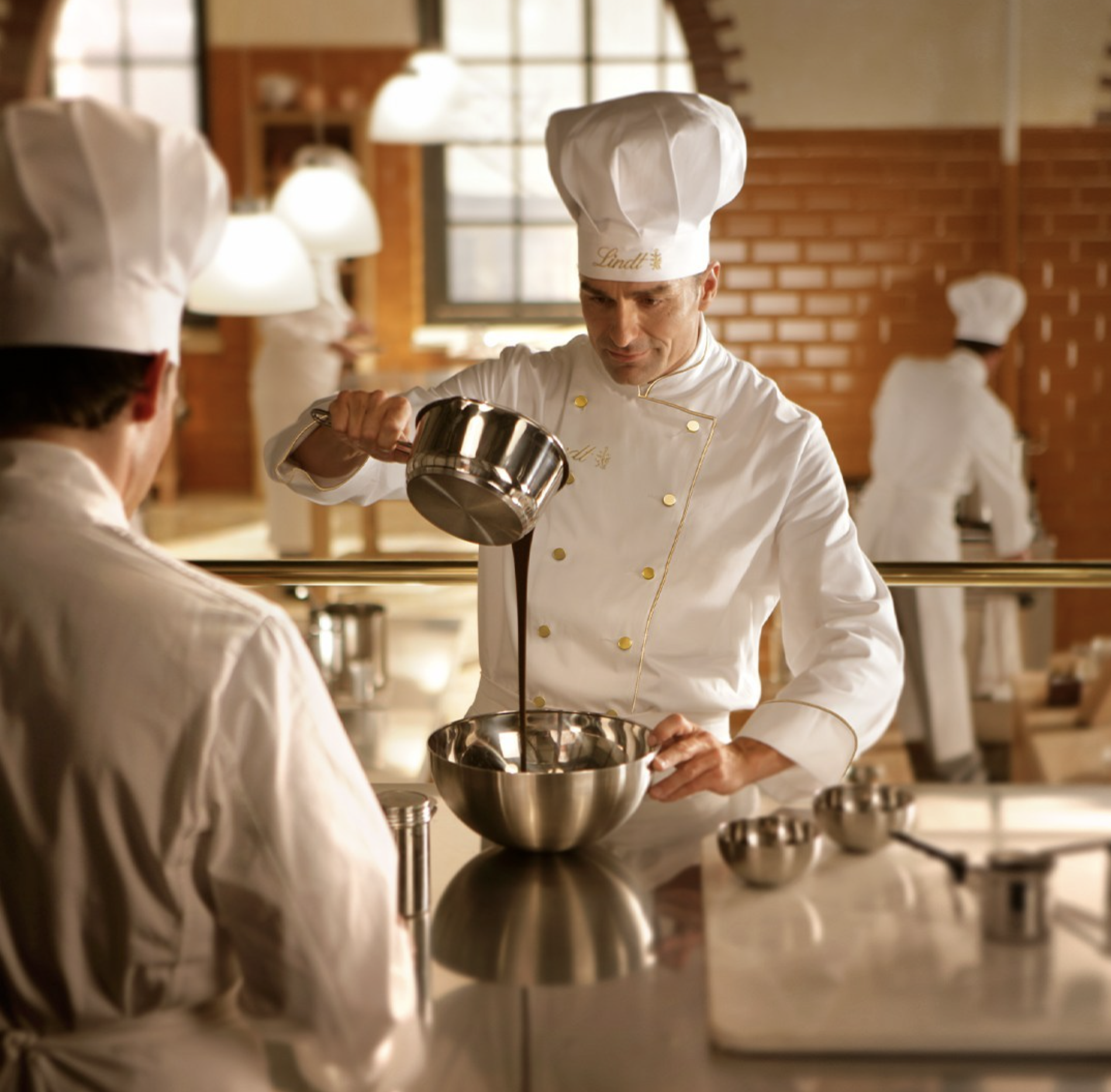 Món quà 20/10: Socola trứ danh - Lindt Excellence 3 Anh man hinh 2023 10 19 luc 04.21.13