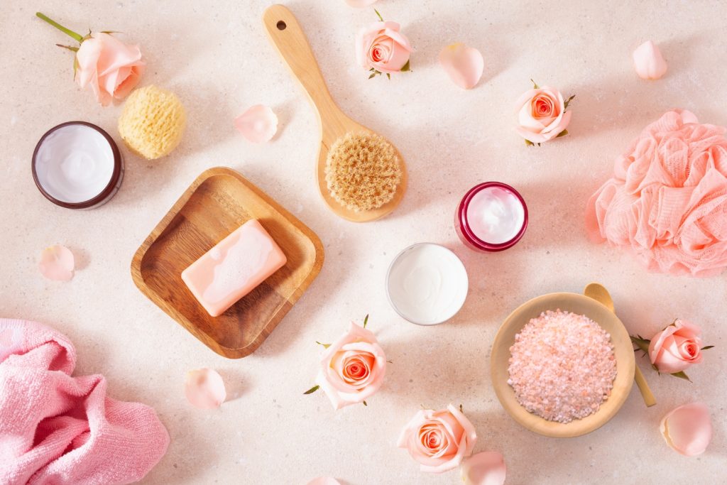 Muối hồng Himalaya vượt trội hơn muối ăn thông thường? 5 Không chỉ da mặt, da toàn thân cũng có thể được tẩy tế bào chết dễ dàng nhờ muối hồng Himalaya.