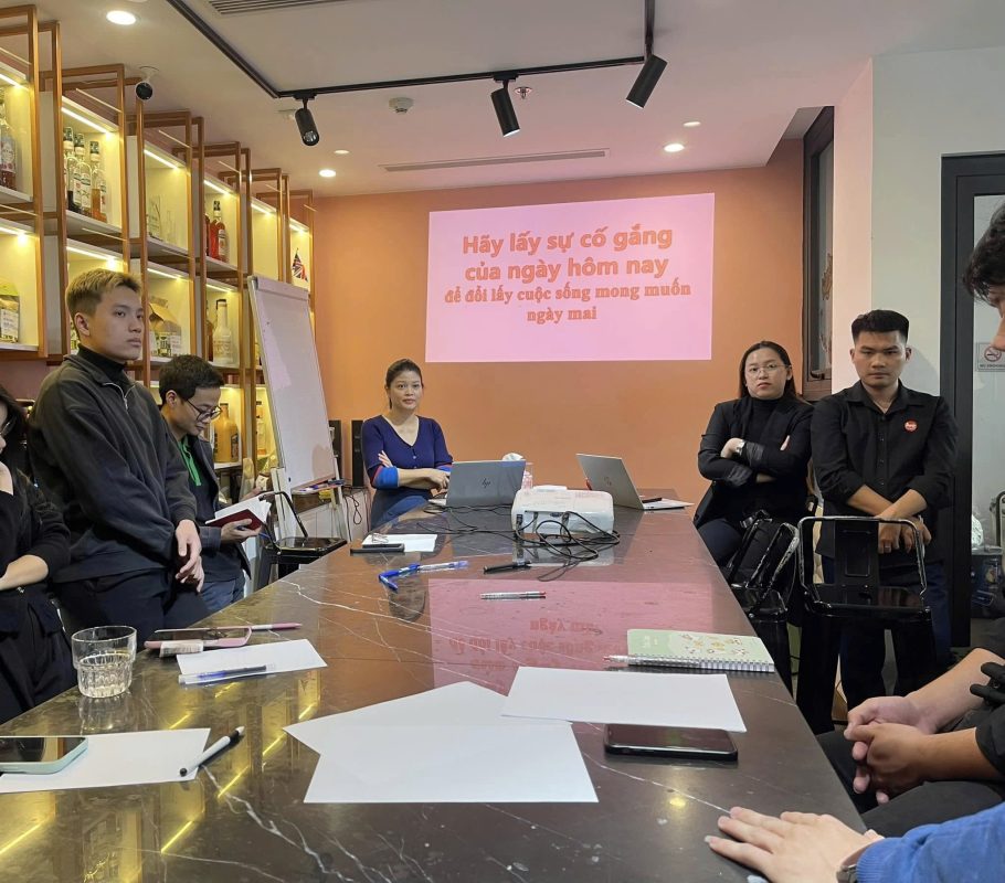 Buổi Meeting Nội Bộ: Mục Tiêu & Động Lực 1 bai 3 Thoa large