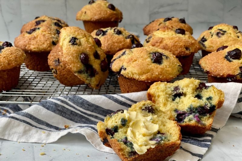 Công Thức Blueberry Muffin Đơn Giản Cho Người Mới Bắt Đầu 1 banh blueberry muffin thom ngon large
