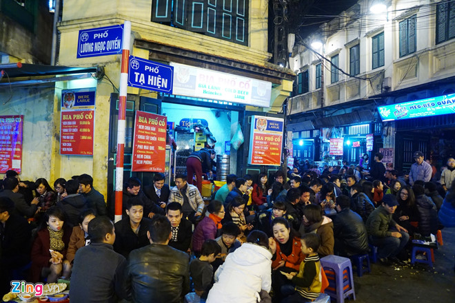 Khách ngồi tràn vỉa hè, lòng đường Hà Nội thưởng thức bia lạnh dưới trời đêm 10 độ C. Ảnh: Duy Hiếu
