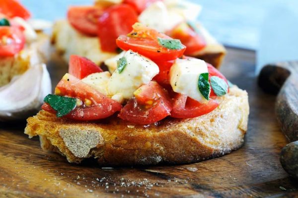 Hướng dẫn cách làm bruschetta - đơn giản nhưng tinh tế 4 Cách ăn Bruschetta