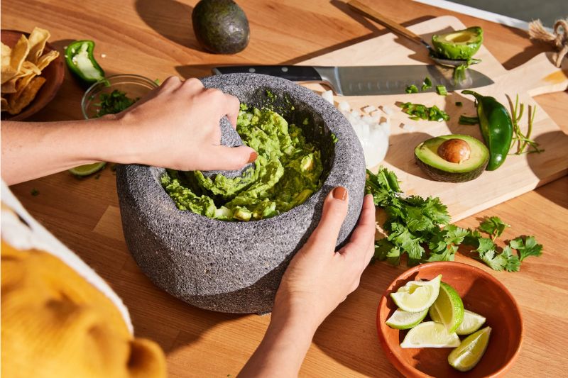 Chuẩn bị bơ cho món Guacamole