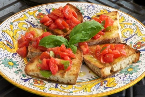 Hướng dẫn cách làm bruschetta - đơn giản nhưng tinh tế 5 Hãy thái lát mỏng khi dùng