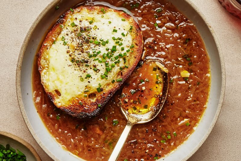Hoàn thiện và phục vụ French Onion Soup 