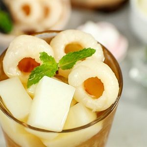 Hướng dẫn làm hồng trà thạch vải với vải ngâm Dole 1 hong tra vai 4 large