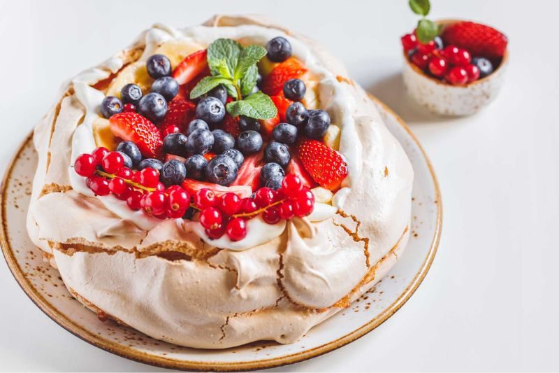 Hướng Dẫn Làm Pavlova: Món Bánh Trái Cây Mát Lạnh Tại Nhà