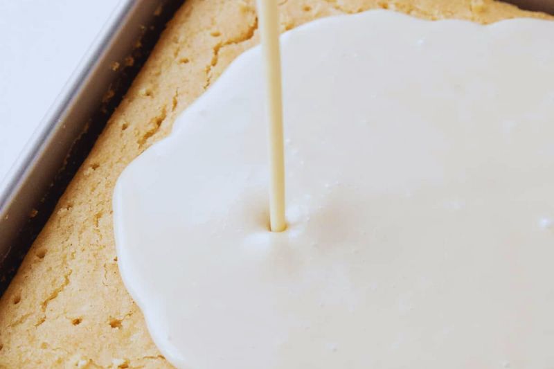 Công thức làm Tres Leches Cake chuẩn Mỹ Latinh 6 Ngâm bánh với hỗn hợp sữa