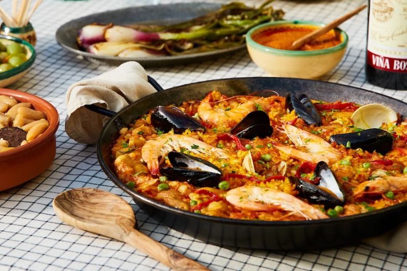 Paella Ngon Như Tại Quán: Món Cơm Tây Ban Nha Tuyệt Đỉnh