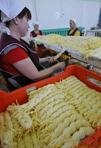 Khám phá quy trình làm phô mai dây hun khói của Nga 12 quy trinh lam pho mai hun khoi 10 large