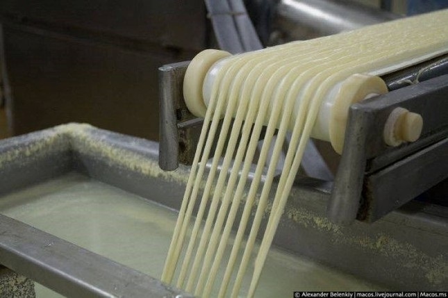 Khám phá quy trình làm phô mai dây hun khói của Nga 7 quy trinh lam pho mai hun khoi 5 large