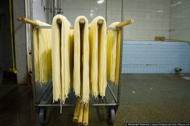 Khám phá quy trình làm phô mai dây hun khói của Nga 9 quy trinh lam pho mai hun khoi 7 large