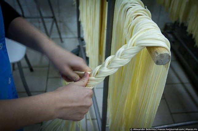 Khám phá quy trình làm phô mai dây hun khói của Nga 10 quy trinh lam pho mai hun khoi 8 large