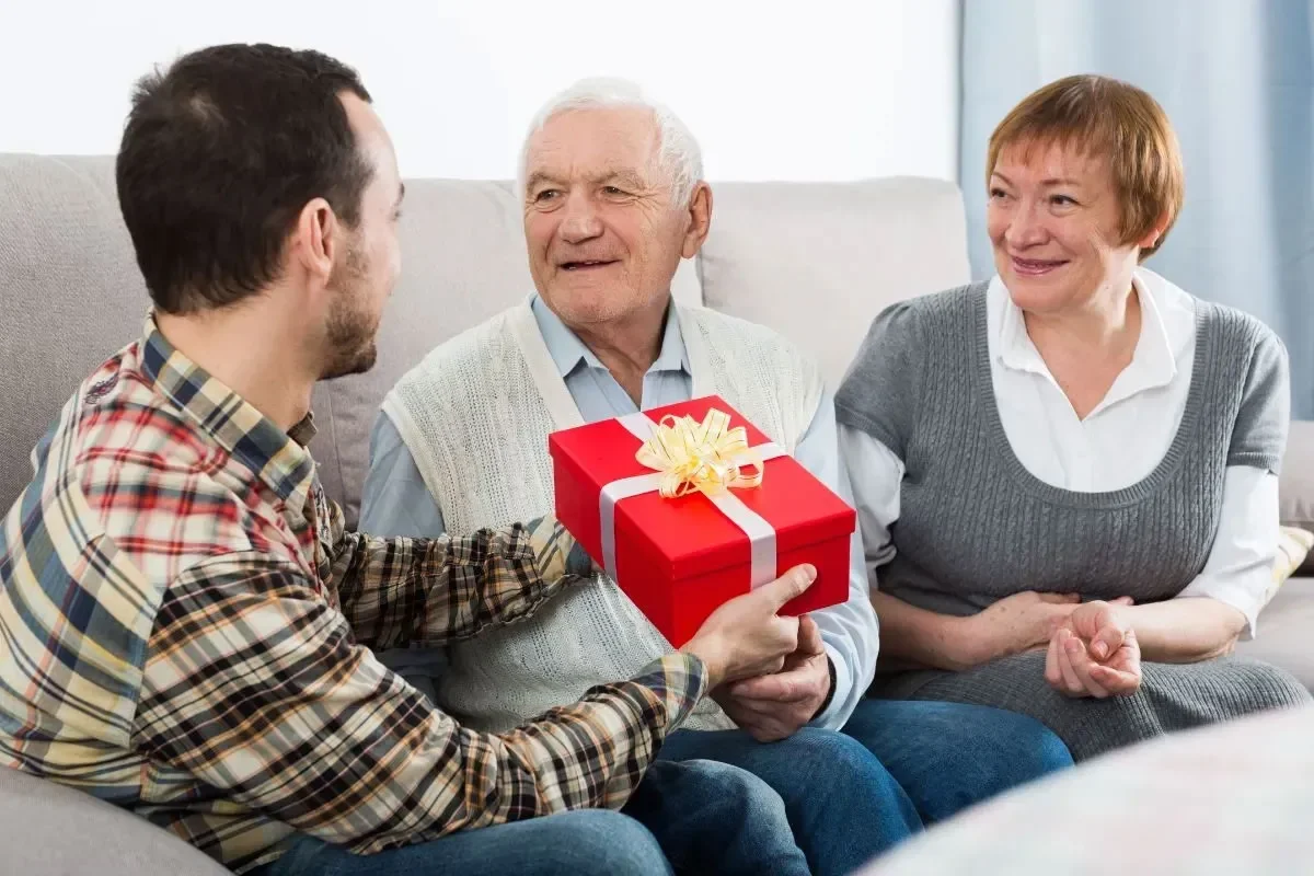 Cách Chọn Quà Tặng Bố: Những Ý Tưởng Độc Đáo và Ý Nghĩa 1 ra mat nha nguoi yeu nen mua gi 25 mon qua ra mat ghi diem nhat 17042024100509.jpg large