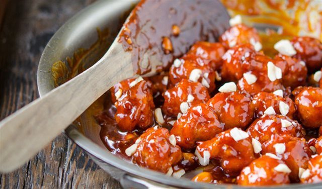 Gà viên chiên kiểu Nhật sốt nước tương Kikkoman.