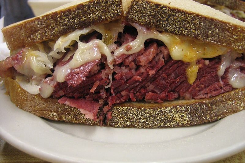 Cách làm Reuben Sandwich - Món ăn trứ danh đất Mỹ 2 Reuben Sandwich là món gì
