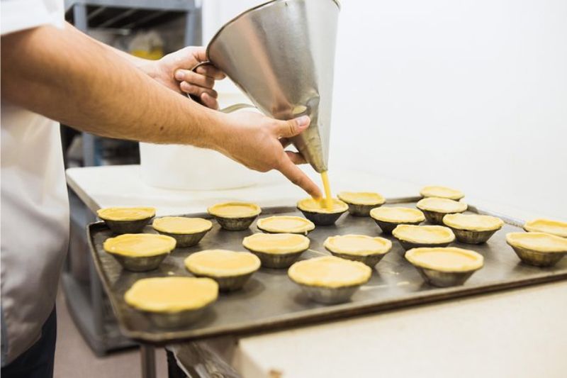 Khám Phá Pasteis de Nata – Bánh Custard Bồ Đào Nha Tuyệt Hảo 4 Tạo hình và nướng Pasteis De Nata