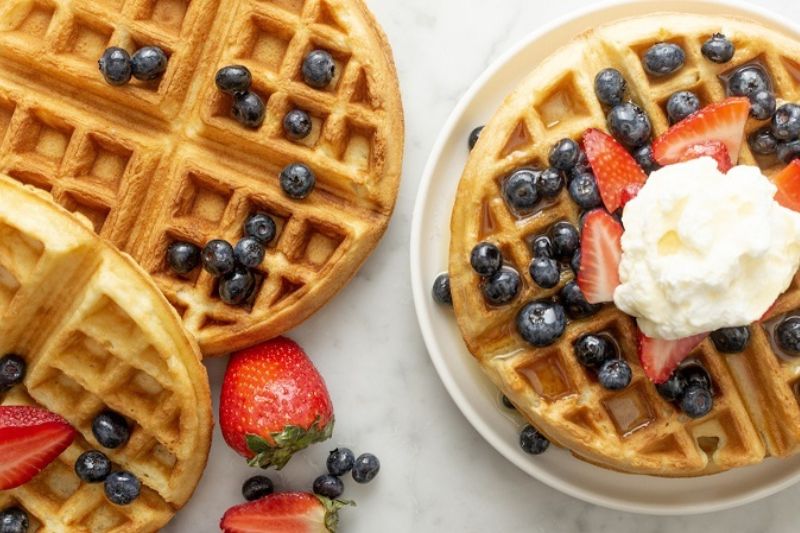 Cách Ăn Bánh Waffle Chuẩn Mỹ: Mẹo Nấu Đơn Giản 8 Bánh waffle cùng kem và trái cây tươi